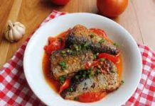 Sardines with tomato sauce
