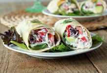 Bánh mì Pita cuộn gà nướng và sốt Taziki