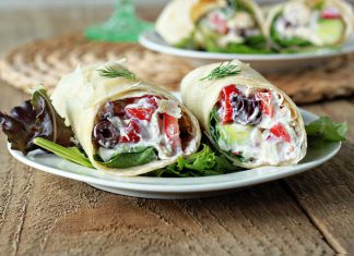 Bánh mì Pita cuộn gà nướng và sốt Taziki