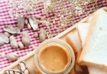 Sốt lạc ăn kèm bánh mì cho bữa sáng đầu tuần bận rộn