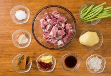 Sườn kho với khoai tây ngon ngất ngây, cơm “bay” cả nồi